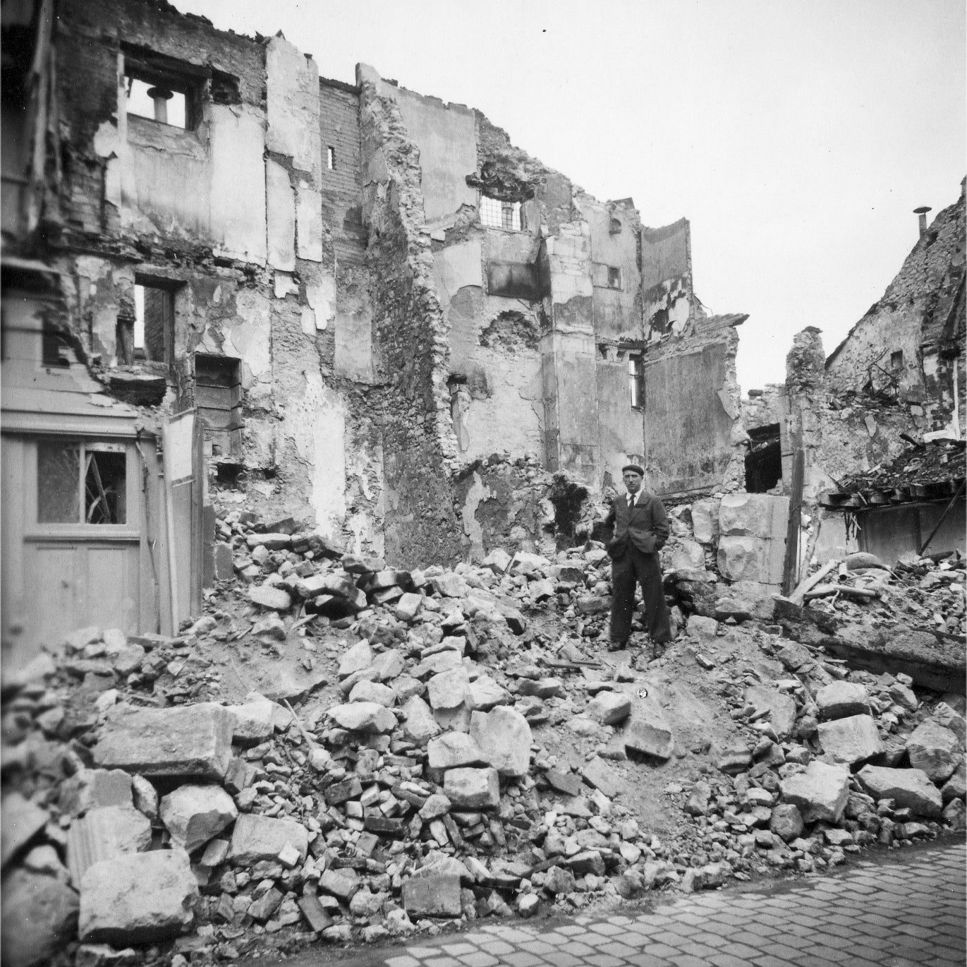 Le magasin détruit par le bombardement de 1944